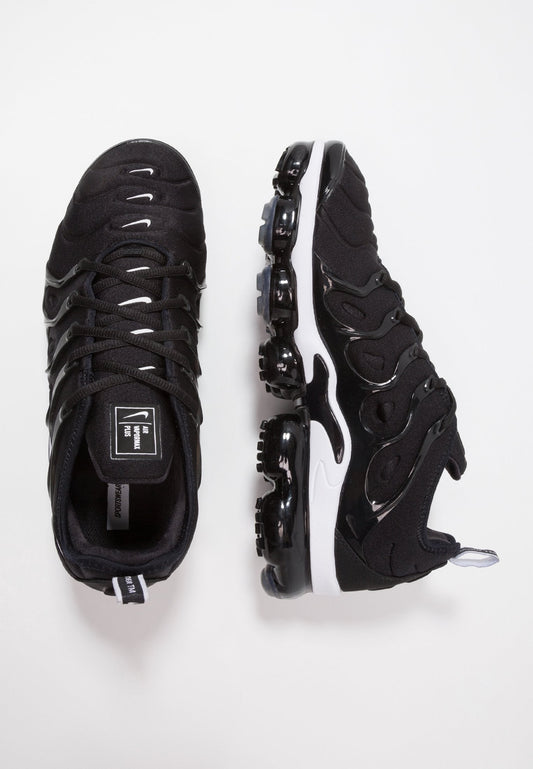 AIR VAPORMAX PLUS - Trainers - black/white